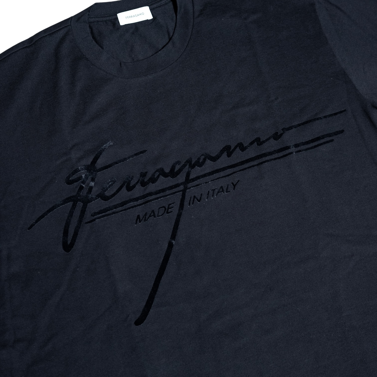 Playera Ferragamo "Script Signature" Black Luxury Tee - Imagen 2