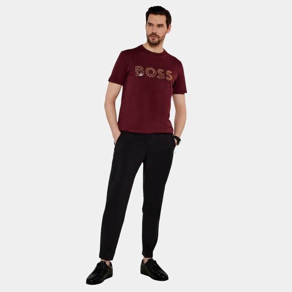 Playera BOSS Embossed Metallic – Burgundy & Gold Edition - Imagen 2