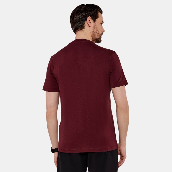 Playera BOSS Embossed Metallic – Burgundy & Gold Edition - Imagen 4