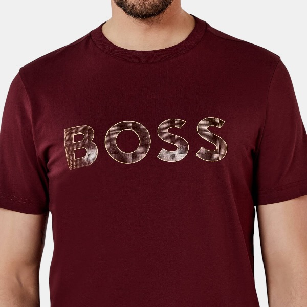 Playera BOSS Embossed Metallic – Burgundy & Gold Edition - Imagen 3