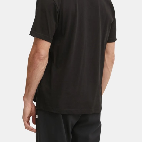 Playera BOSS Tonal Stripe Logo – Sleek Black Edition - Imagen 4