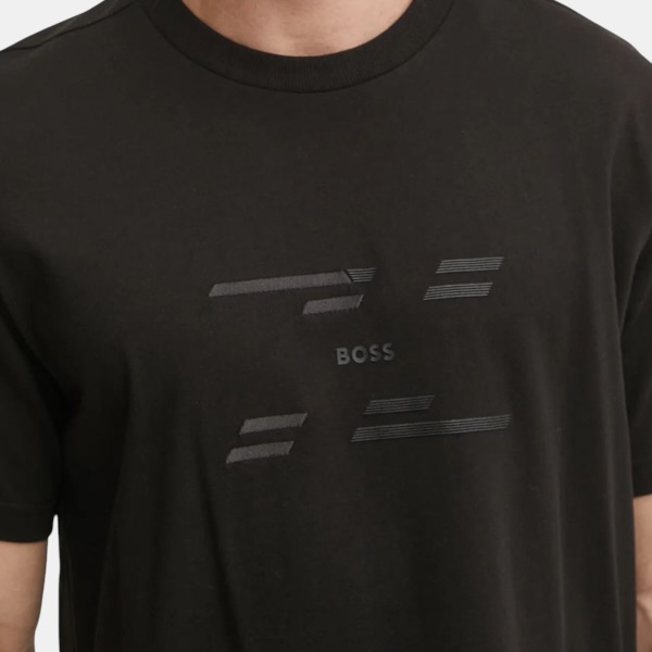 Playera BOSS Tonal Stripe Logo – Sleek Black Edition - Imagen 3