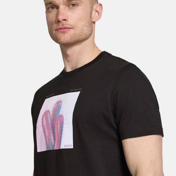 Playera BOSS Cactus Graphic – Black Edition - Imagen 3