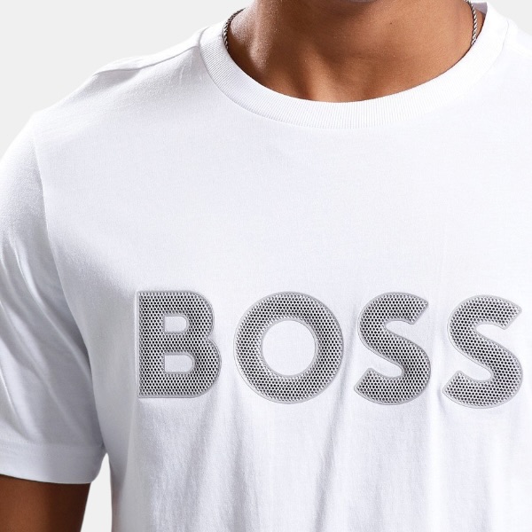 Playera BOSS Mesh Logo – All White Edition - Imagen 2